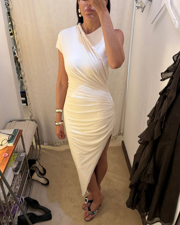 one shoulder, one slit, zero effort.